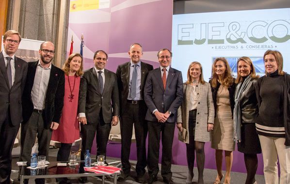 De izda. a dcha. Sebastián Giménez (McKinsey), David Núñez (Twitter), Marta Lamas (EJE&CON), Manuel Martín (PwC), Patrick Gaonach (Schneider Electric), Alfonso Alonso (Ministro de Sanidad, Servicios Sociales e Igualdad), Mª José Villanueva (EJE&CON), Nerea Torres (EJE&CON), Susana Camarero (Secretaria de Estado), y Rosa Urbón (Directora General).