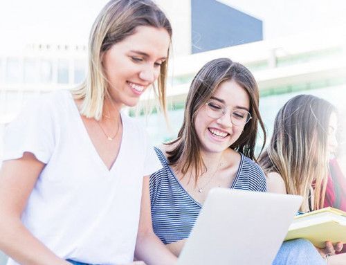 Silvia Bruno, directora de innovación de Red Eléctrica, y Mª. Jesús Carro, catedrática de la UCM, conversan con estudiantes de grado STEM en el Programa steMatEsElla